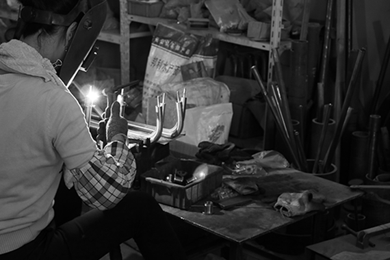 小作坊形式的生產(chǎn)車(chē)間，臟、亂、差